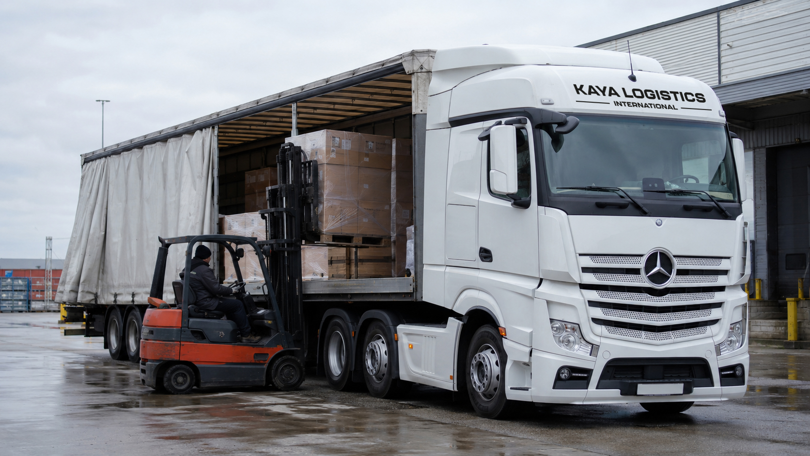 40-tonne articulated truck being loaded with pallets in Hamburg